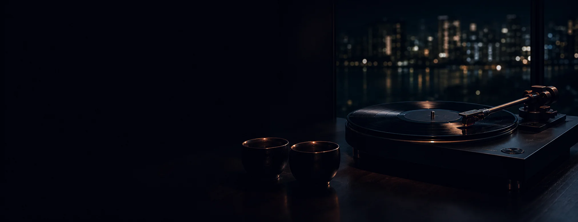暖光中的黑胶唱机与两只杯子